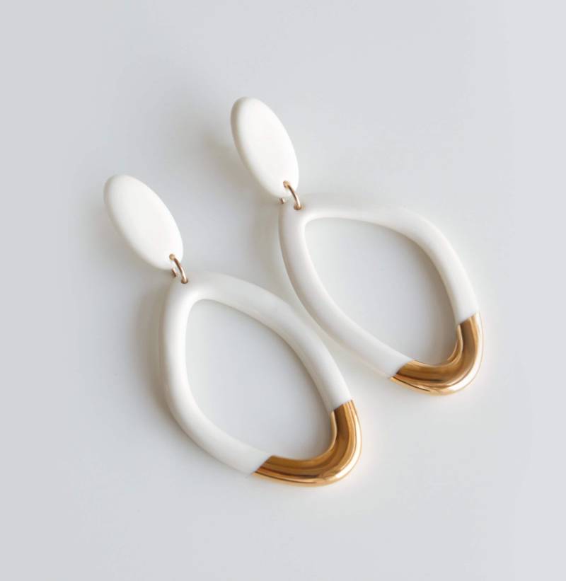 Handgefertigte Porzellanohrringe Weiß & 24K Vergoldet, Sterling Silber Ohrstecker von RozenthalJewelry