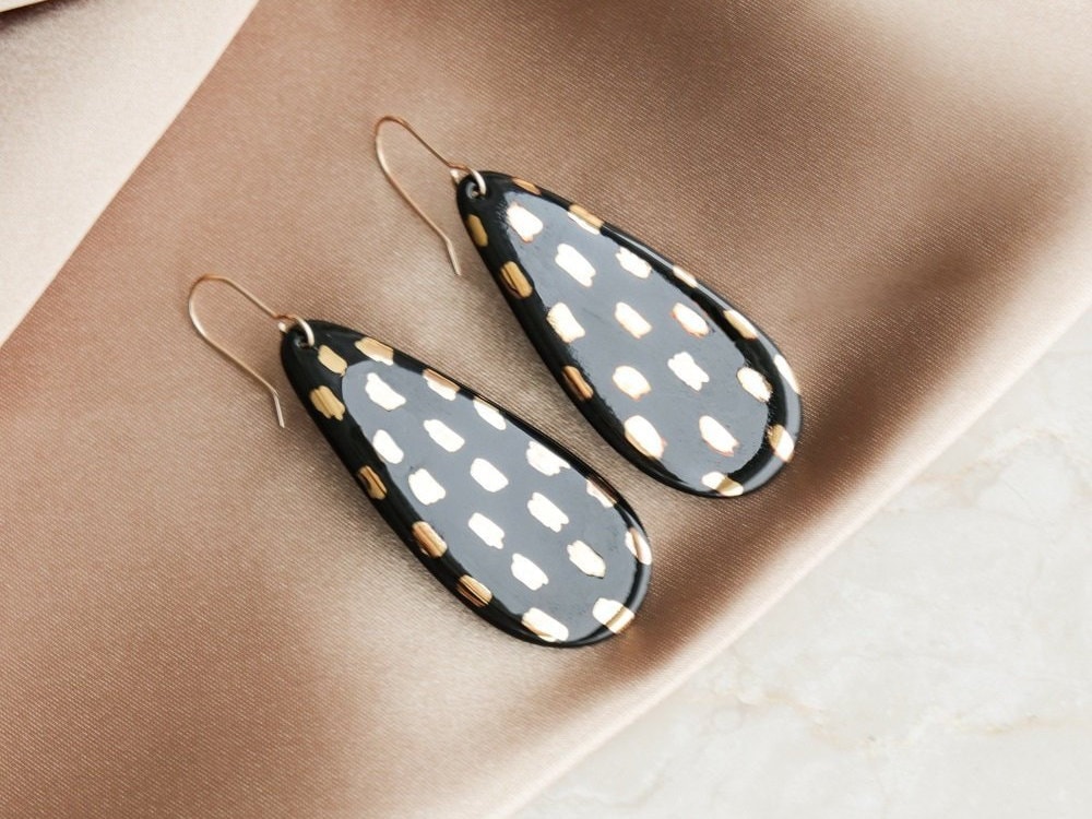 Handgemachte Schwarze Porzellan Ohrringe 24K Gold Gestreifte Schmuckstücke von RozenthalJewelry