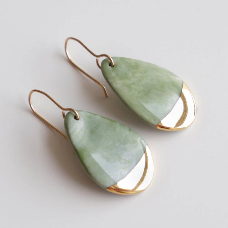 Handgemachte Grüne Marmor Porzellan Ohrringe Wasserdichte 24K Gold-Gefüllte Haken von RozenthalJewelry