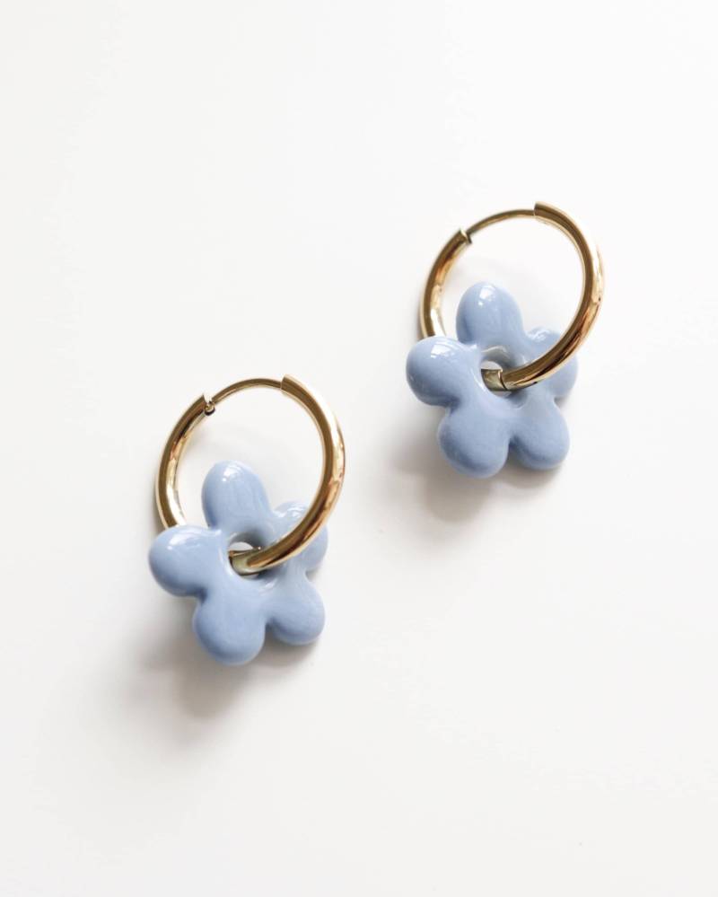 Keramik Creolen Blume Periwinkle Charm, Handgemachtes Porzellan von RozenthalJewelry