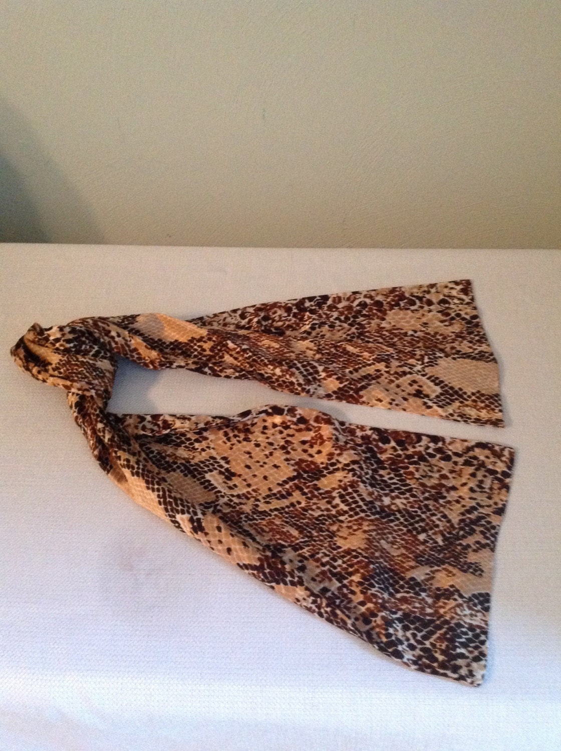 Braune Schal Schlange Druck Ära Der 1990Er Jahre Braune Schal Schlange Druck Ära Der 1990Er Jahre von RozzCloset