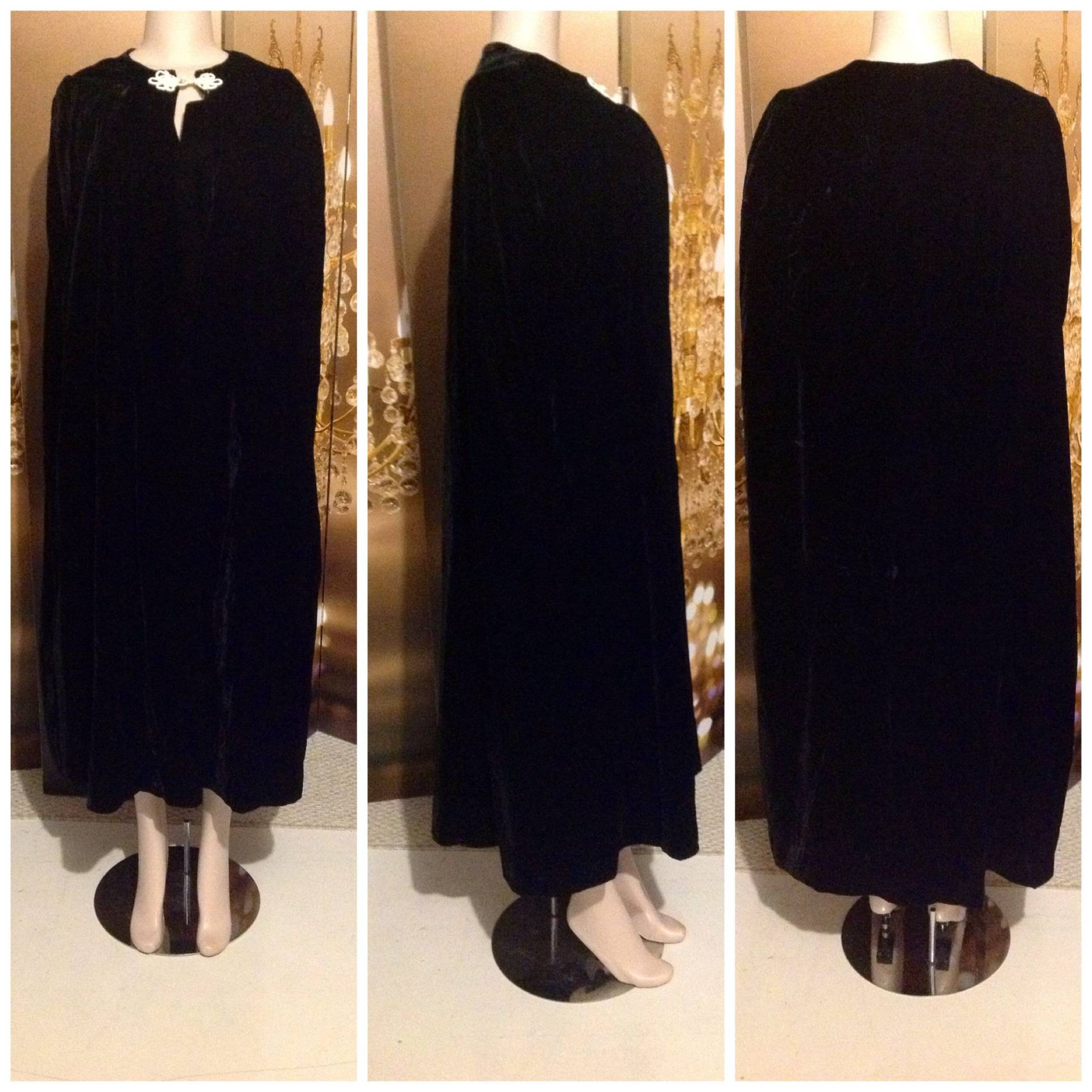 Echte Vintage Lange Schwarze Gräfin Royalty Cape Echte Vintage Lange Schwarze Gräfin Royalty Cape von RozzCloset