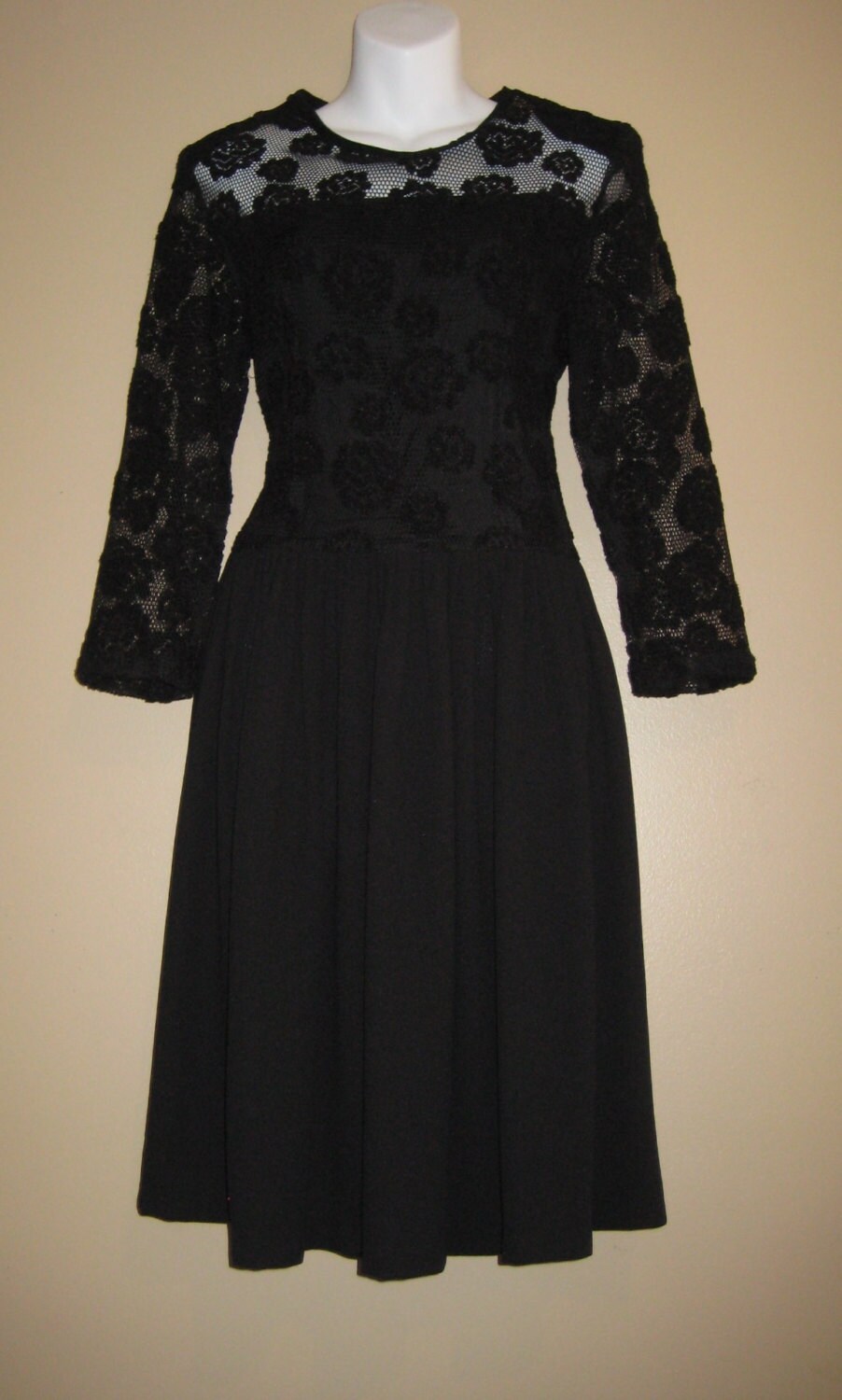 Echte Vintage Schwarze Blumen Netted Spitze Rose Druck An Der Des Kleides Echte Vintage Schwarze Blumen Netted Spitze Rose Druck An Der Des Kleides von RozzCloset