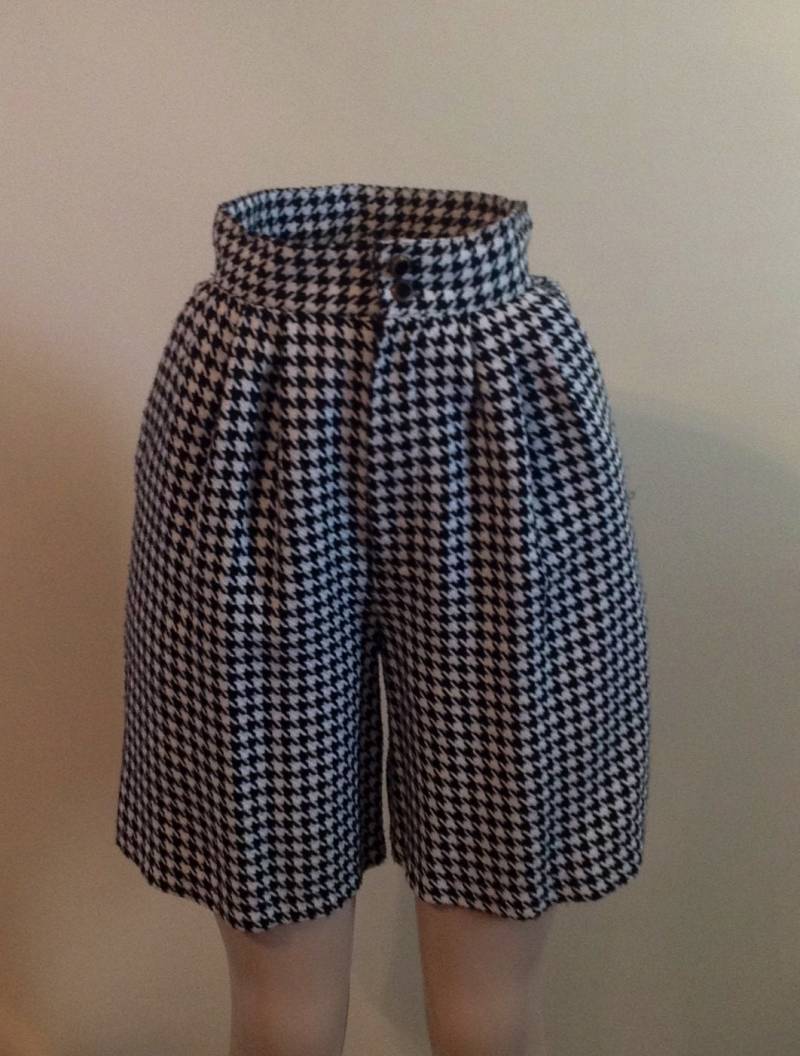 Hallo Taillierte Amancio Schwarz-Weiß-Houndstooth-Walking-Shorts Hallo Taillierte Amancio Schwarz-Weiß-Houndstooth-Walking-Shorts von RozzCloset