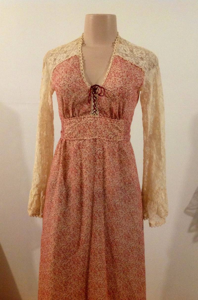 Longtrue Vintage Maxi Mit Spitzenkragen Und Ärmeln Longtrue Vintage Maxi Mit Spitzenkragen Und Ärmeln von RozzCloset