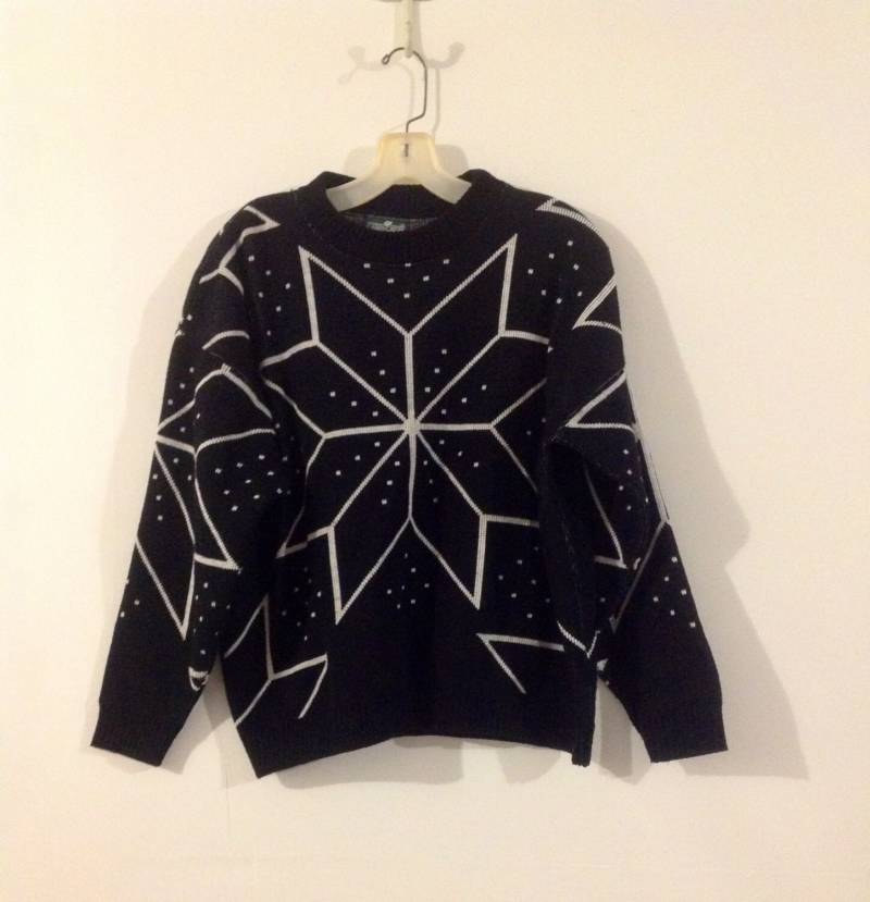 Schwarz Und Weiß Winter Pullover Mit Größeren Schneeflocken Schwarz Und Weiß Winter Pullover Mit Größeren Schneeflocken von RozzCloset