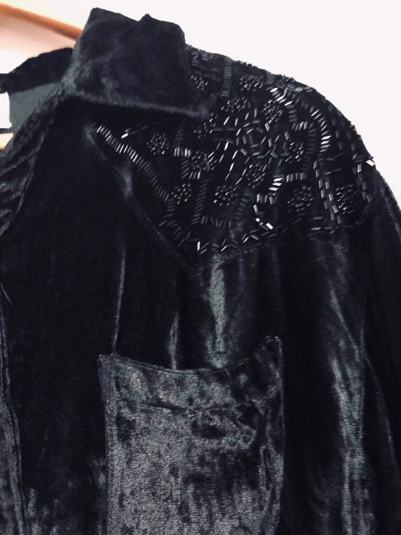 Schwarzer Samt Offen - Größe Bluse/Top Mit Perlen Schultern Schwarzer Samt Offen - Größe Bluse/Top Mit Perlen Schultern von RozzCloset