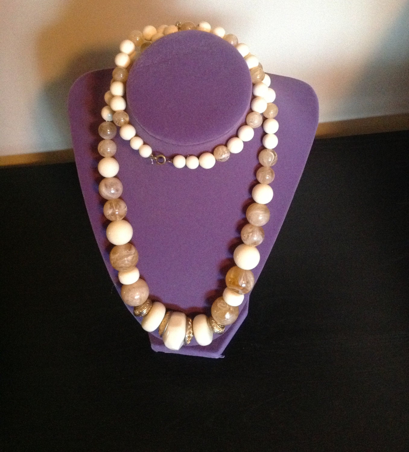 Vintage Halskette Glas Marmor Perlen Mit Gold Ton Hardware Vintage Halskette Glas Marmor Perlen Mit Gold Ton Hardware von RozzCloset