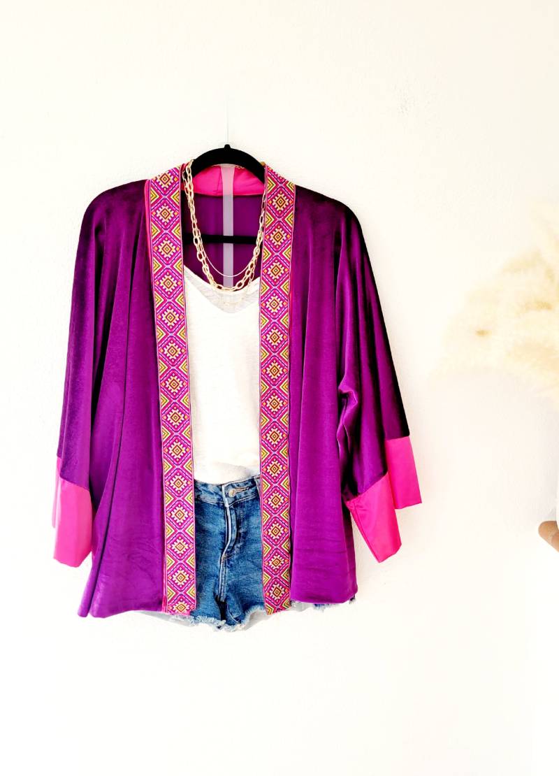 Maßgeschneiderter Lila Samt Cardigan Damen, Jacke, Embroidered Kimonojacke, Oversized Ethno Cardigan von RubyLines
