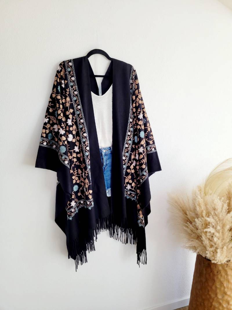 Unisex Warm Cardigan With Floral Embroidery, Thick Cardigan, Fall Boho Pink Purple Black Embroidery Jacket von RubyLines