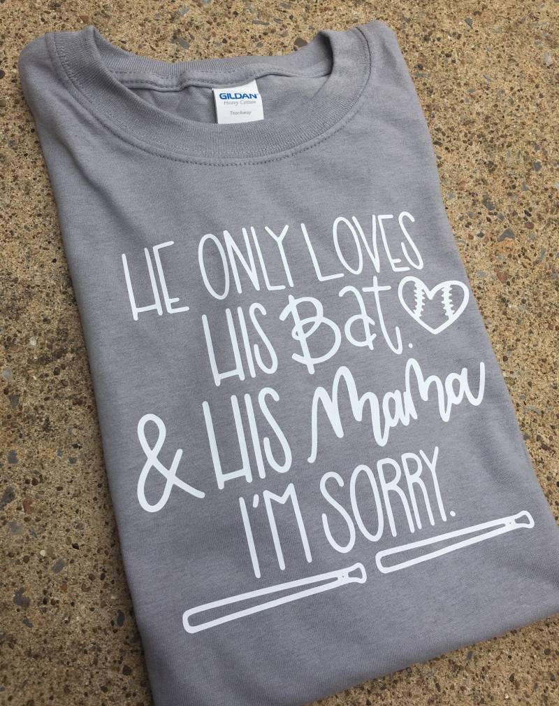 Er Liebt Nur Seinen Schläger Und Seine Mama Im Sorry, Baseball-Mama, Spaß-T-Shirt, Ballpark, Baseball-Seson, Fledermaus, Spieler von RubieJeanNash