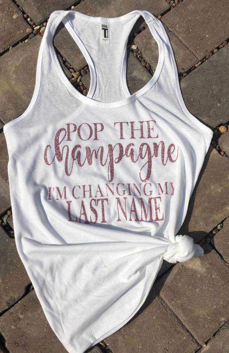 Pop The Champagne Ich Ändere Meinen Nachnamen, Braut, Verlobter, Verheiratet, Hochzeit, Champagner-Kampagne, Junggesellinnenabschied von RubieJeanNash