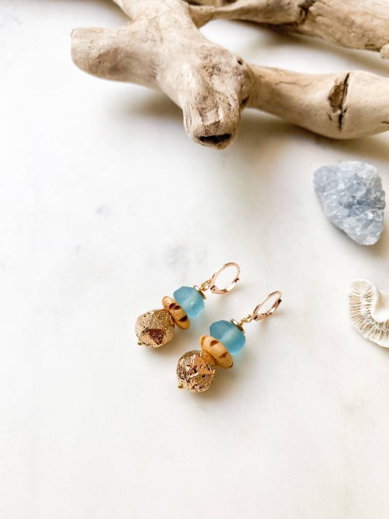 Blau + Gold Ohrringe, Boho Baumelnde Handgemachte Strandglas Schmuck, Blaue Brautjungfer Geschenk von RubyBlueCo
