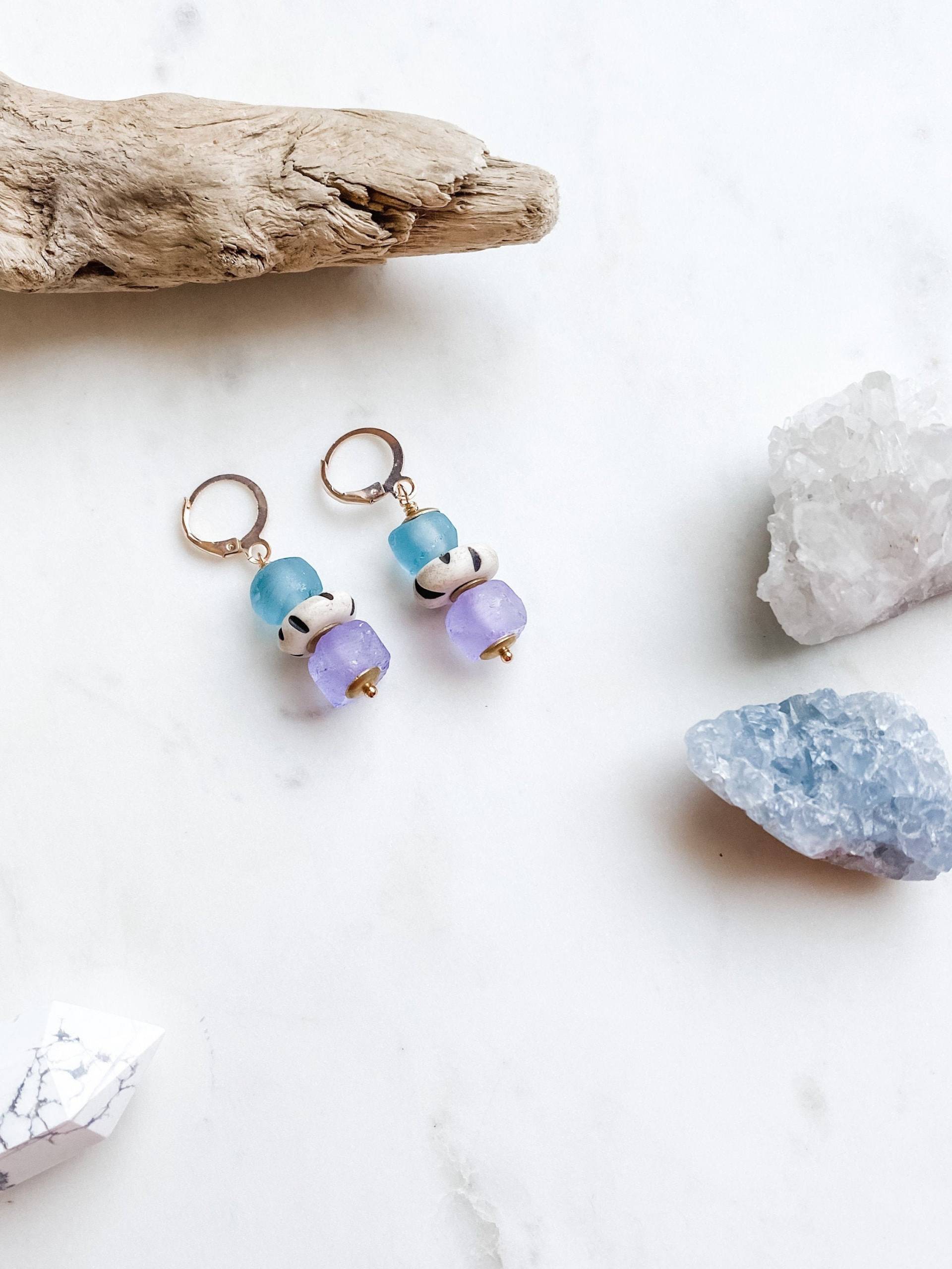 Recycelte Glaskeramik Ohrringe, Vergoldeter Draht von RubyBlueCo