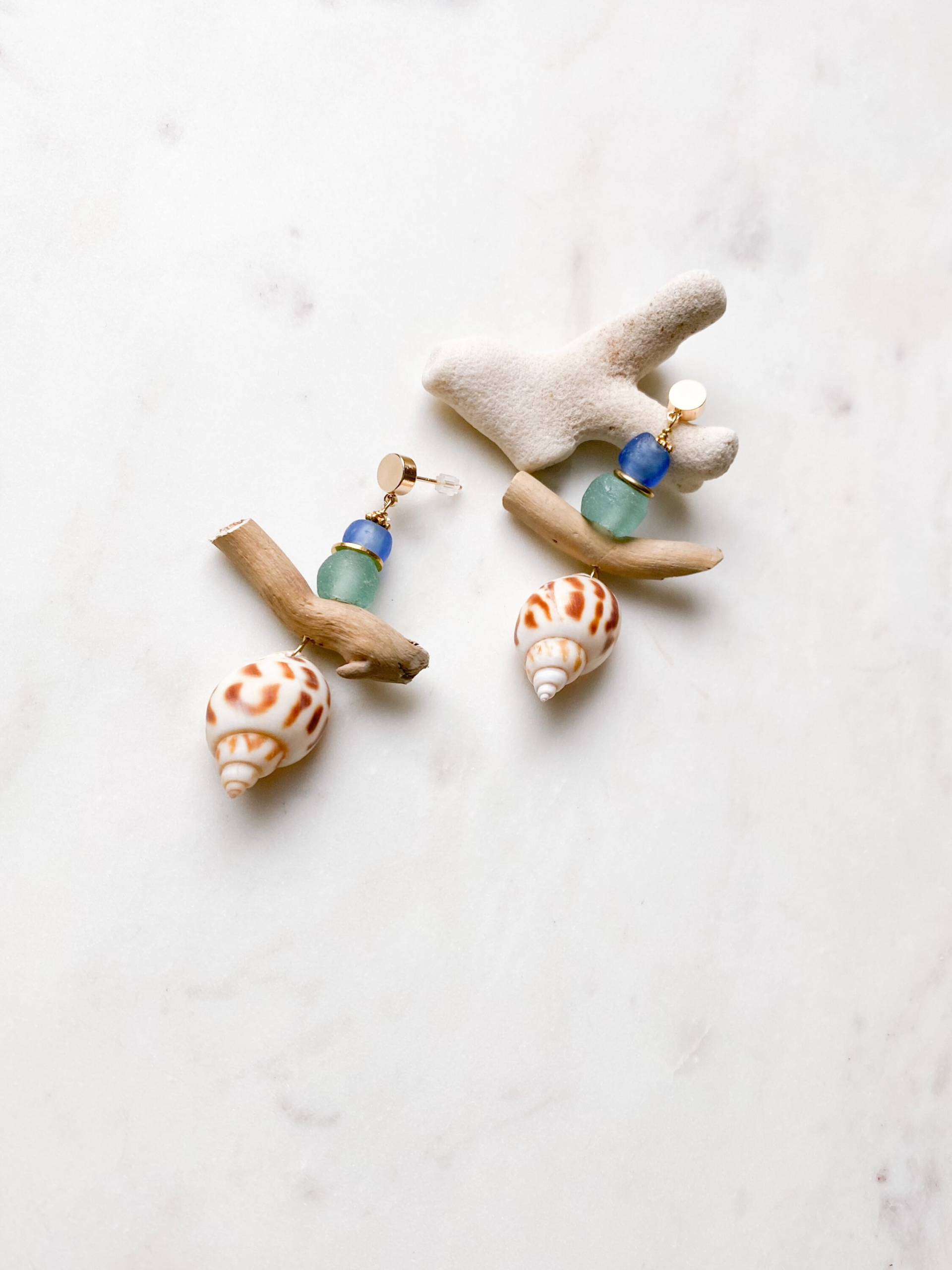 strandglas & Treibholz Ohrringe, Vergoldeter Edelstahl, Umweltfreundlich von RubyBlueCo