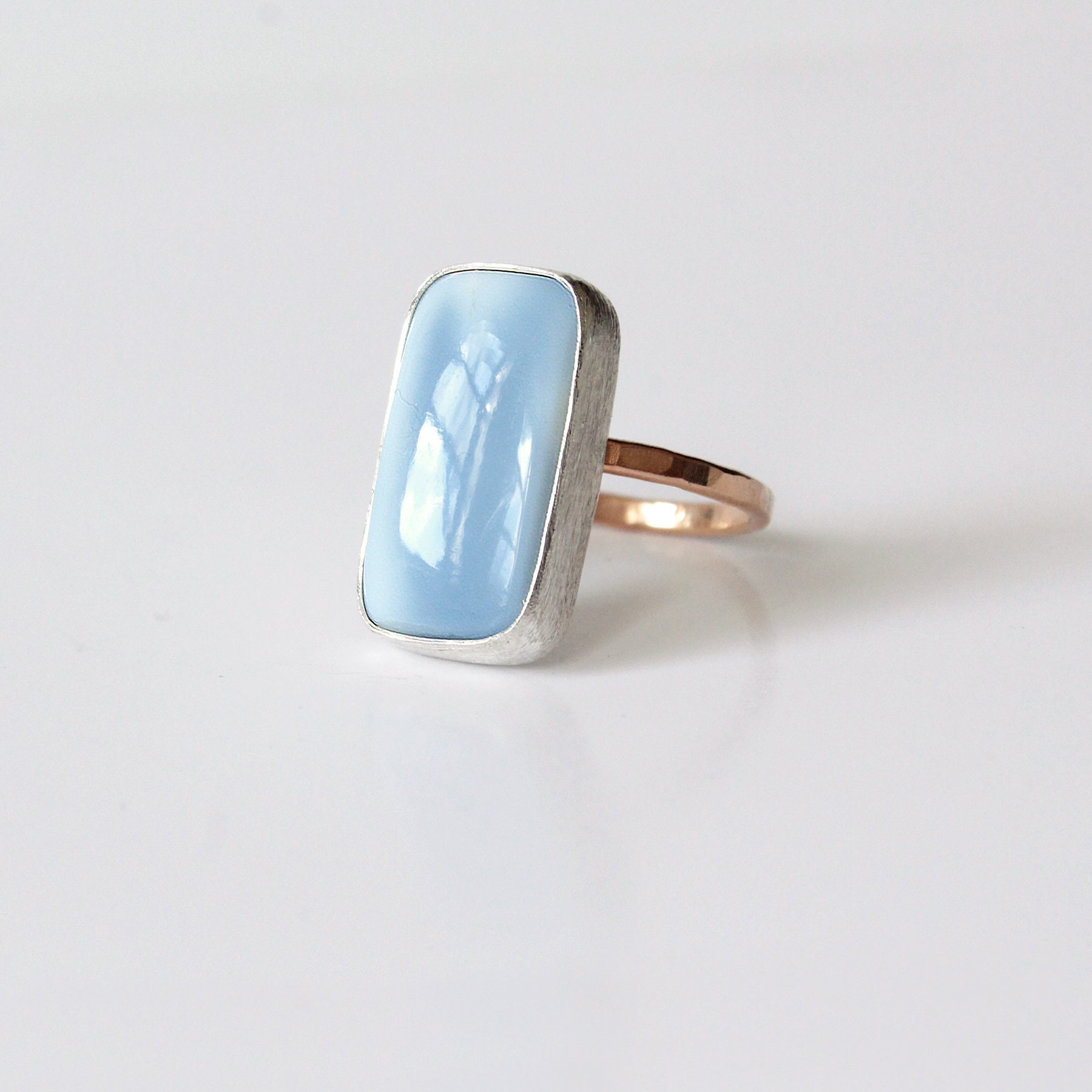 Blauer Owyhee Opal, 14K Rose Gold Fill & Sterling Silber Handarbeit Cocktail Ring Gr. 7Us, Natürlicher Himmelblauer Edelstein, Gehämmerter Schaft von RubyBohoStudio