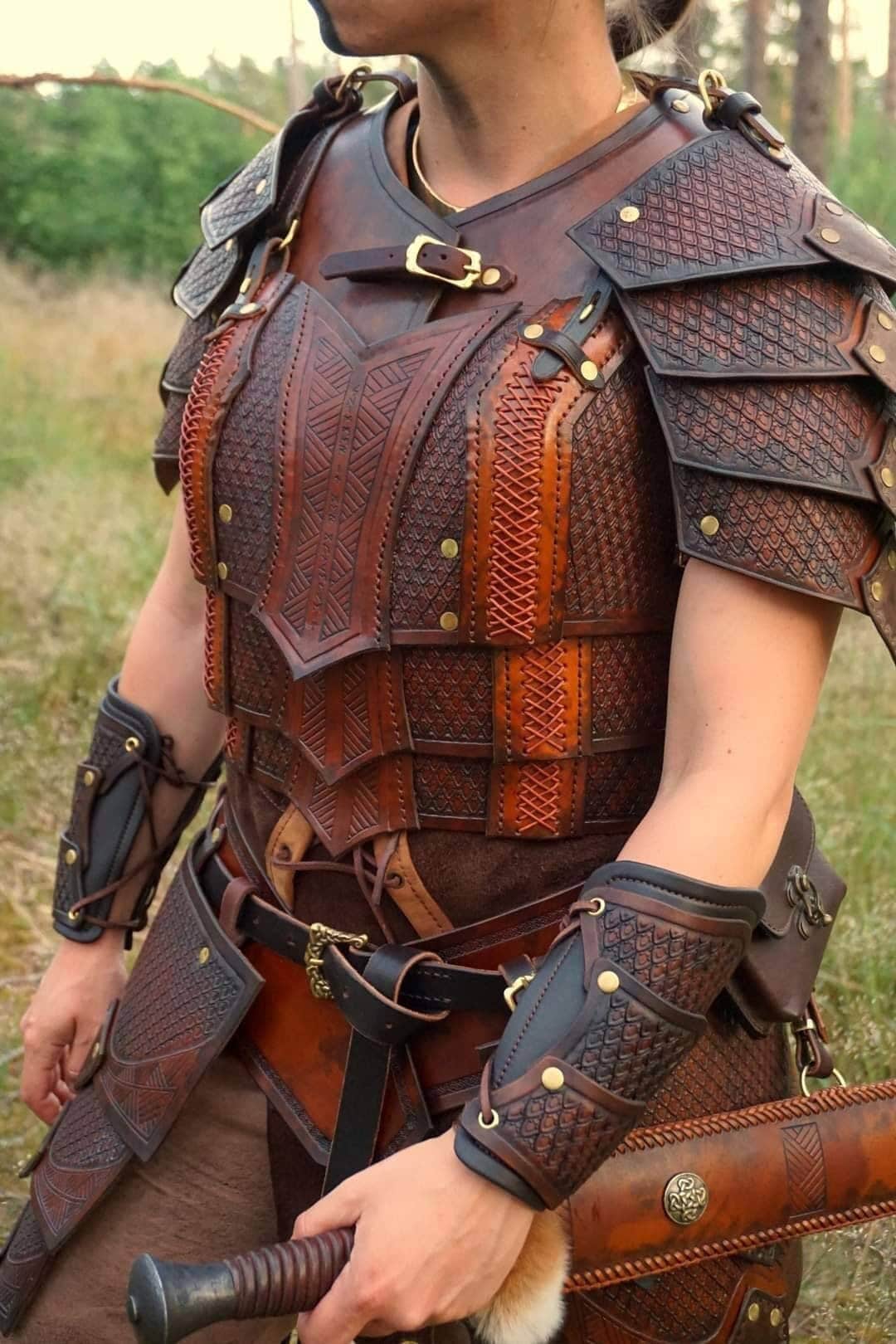 Dragon Scale Bracers Leather Lederarmschienen Larp Fantasyrüstung Dragon Scale Bracers Leather Lederarmschienen Larp Fantasyrüstung von RubyFoxArmory