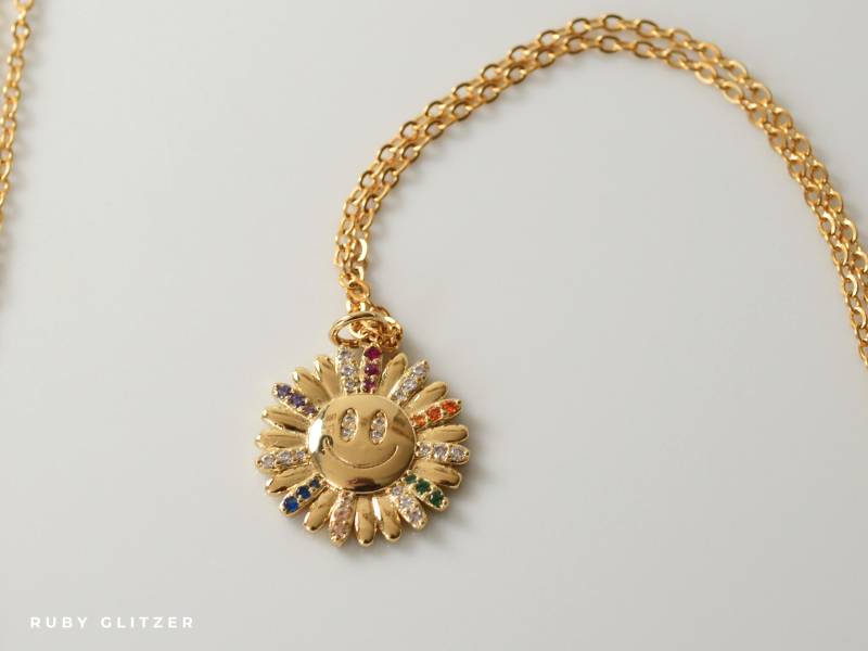 Goldene Halskette Mit Sonnenanhänger | Bunte Zirkonia-Steine Boho Schmuck Geschenk Für Sie Statement Kette Goldene Halskette Mit Sonnenanhänger | Bunte Zirkonia-Steine Boho Schmuck Geschenk Für Sie Statement Kette von RubyGlitzer