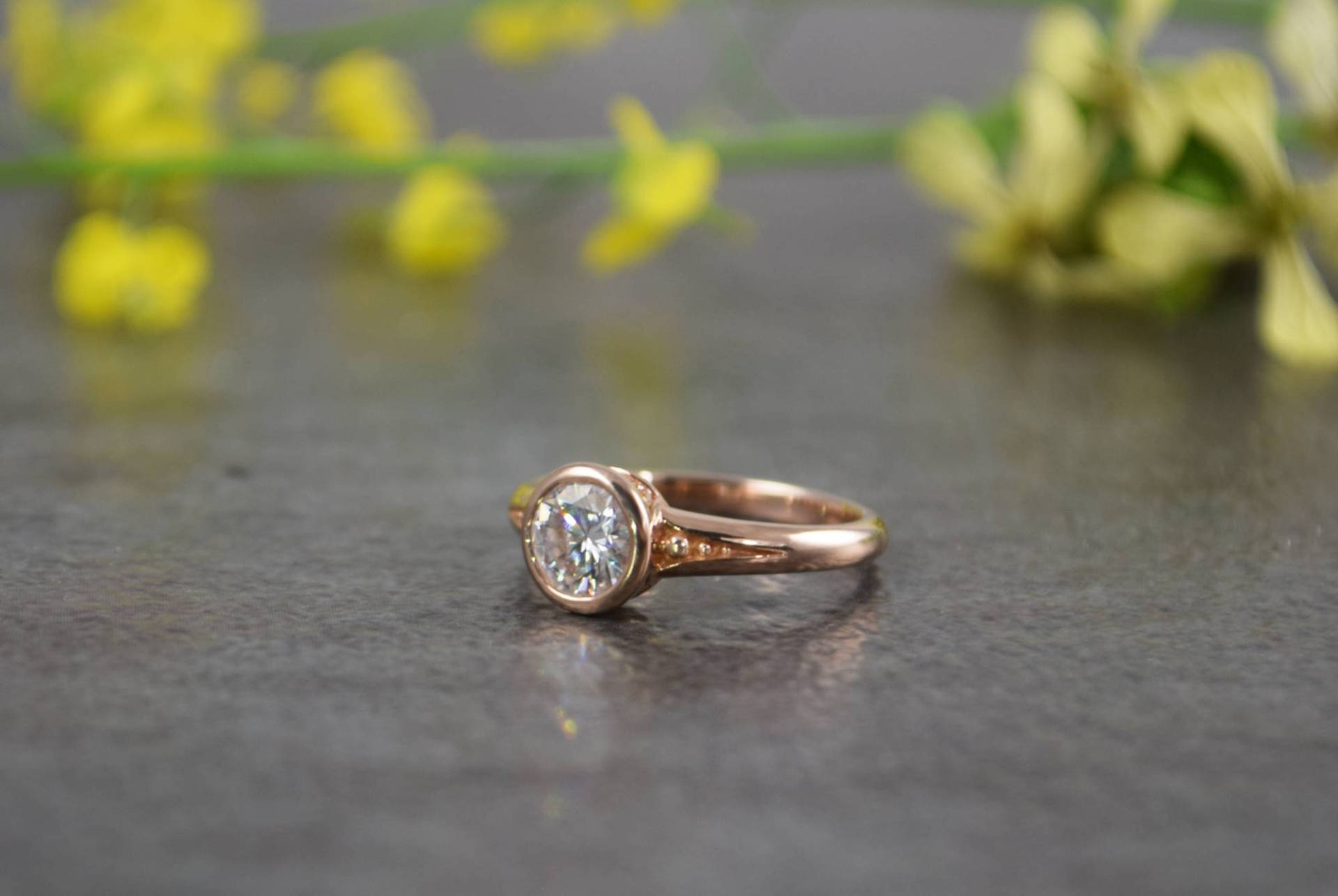Low Profile Bezel Set Moissanite Peapod Verlobungsring in Roségold Low Profile Bezel Set Moissanite Peapod Verlobungsring in Roségold von RubyJamesFineJewelry