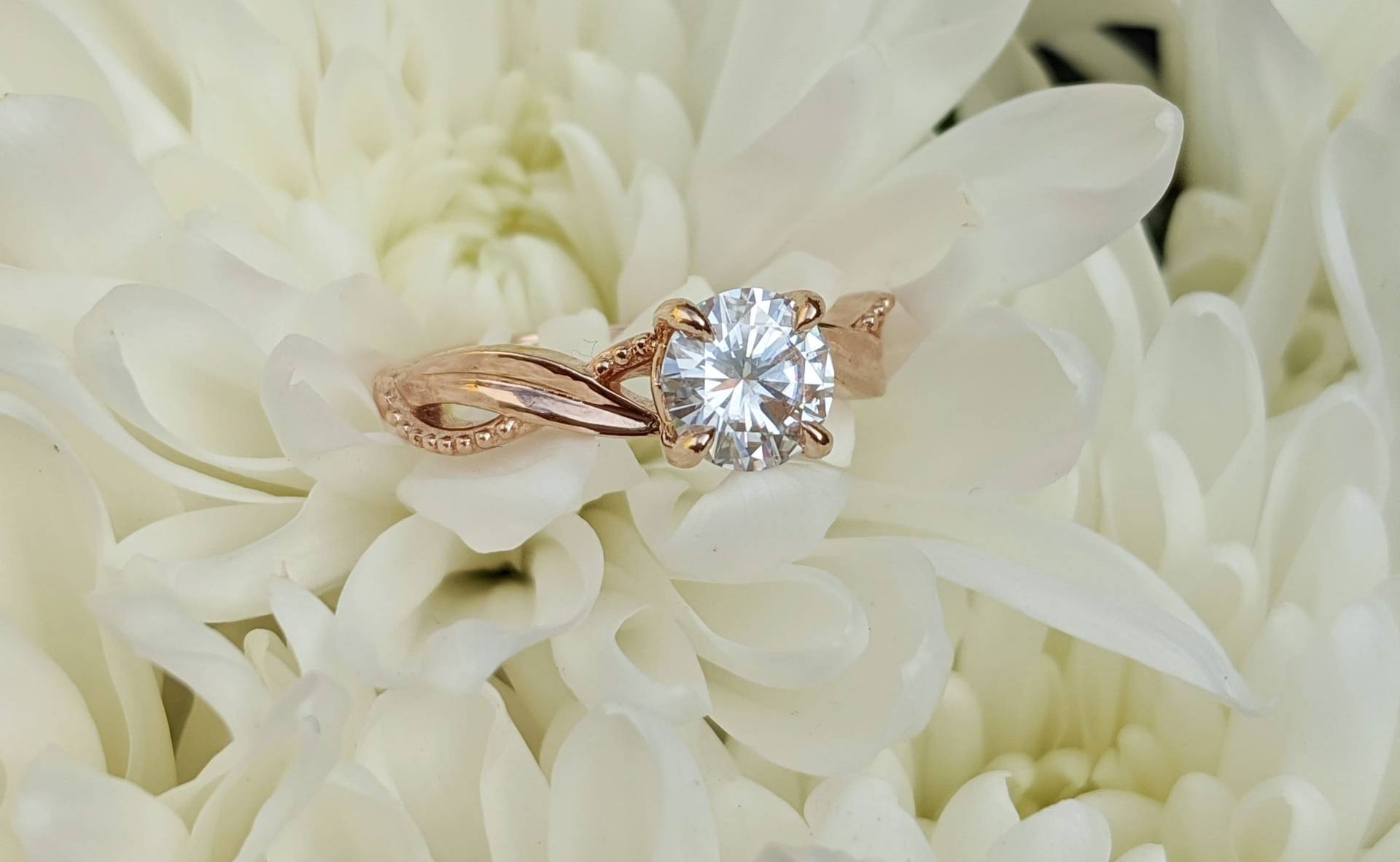 Moissanit Verlobungsring 14K Rosegold Leaf & Vine Twist Band Moissanit Verlobungsring 14K Rosegold Leaf & Vine Twist Band von RubyJamesFineJewelry