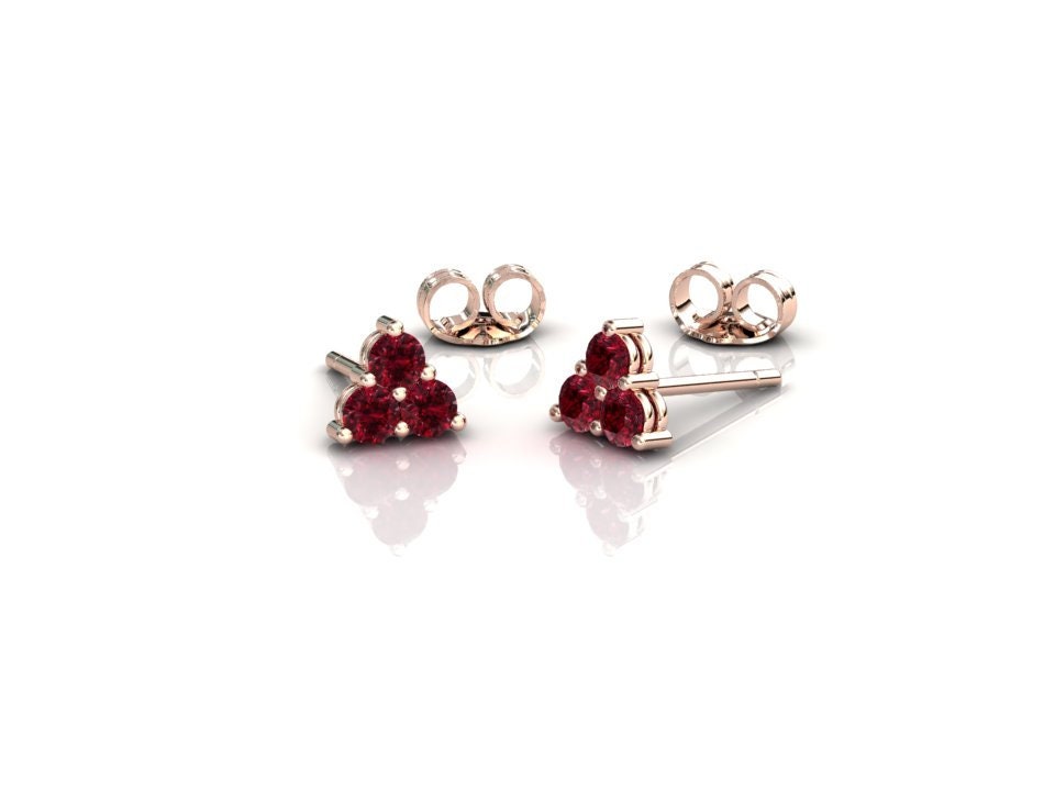 Rubin Ohrringe, Cluster Set 14K Roségold Mini Ohrstecker, Juli Geburtsstein, Jahrestag Geschenk Schmuck, Zierliche Minimalist Edelstein Ohrstecker Rubin Ohrringe, Cluster Set 14K Roségold Mini Ohrstecker, Juli Geburtsstein, Jahrestag Geschenk Schmuck, Zierliche Minimalist Edelstein Ohrstecker von RubyJewelryStudio