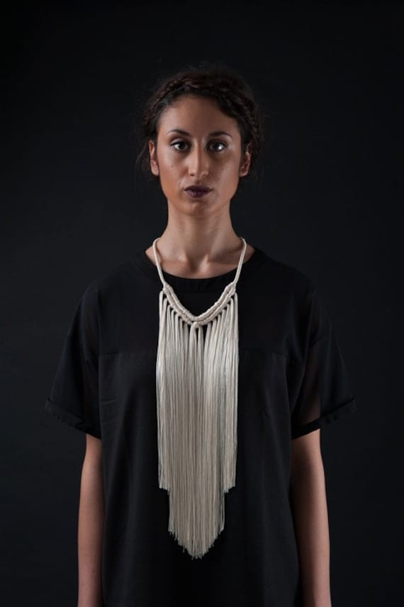 32. Artemis Necklace - Creme Weiß Lange Einfache Fransen Halskette/statement Makramee Luxus Festival Halsstück von RubyKingStudio