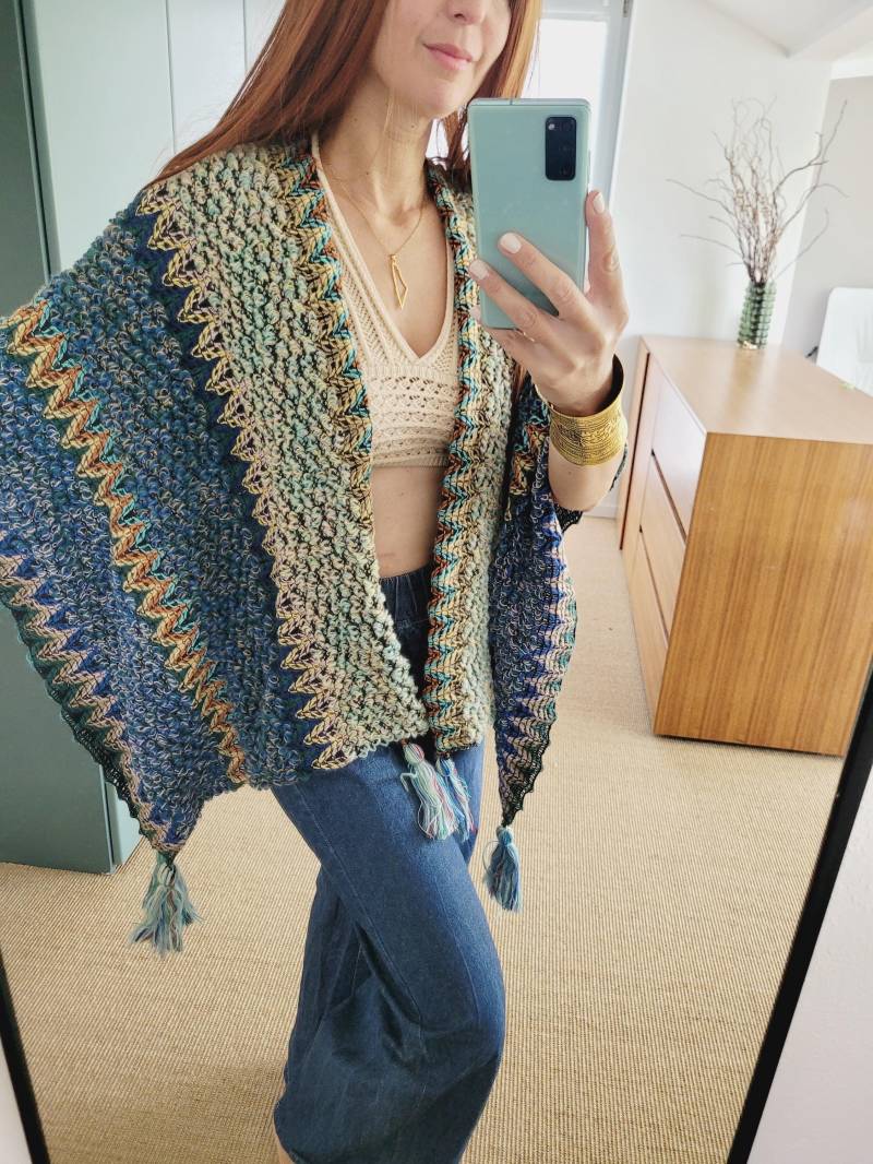 Boho Strickponcho - Handgehäkelt Look, Onesize, Kuschelig Und Warm Herbst & Winter Cape Mit Fransen von RubyLines