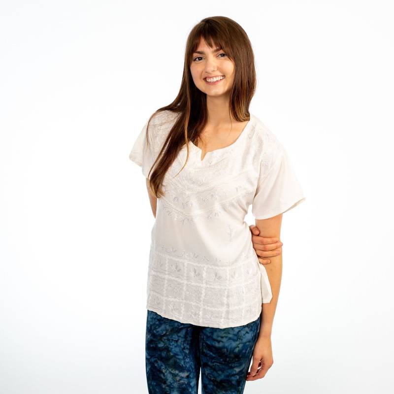 Cremiges Off White Besticktes V-Ausschnitt Tie Back Top, Boho Hand Shirt, Floral Bestickte Bluse, Chic Sommer Bluse Frauen von RubySera