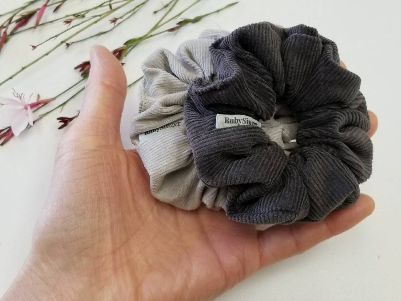 Cord Mini Scrunchie Set, 2Er-Set, Geschenk Für Freunde Cord Mini Scrunchie Set, 2Er-Set, Geschenk Für Freunde von RubySingerDesigns