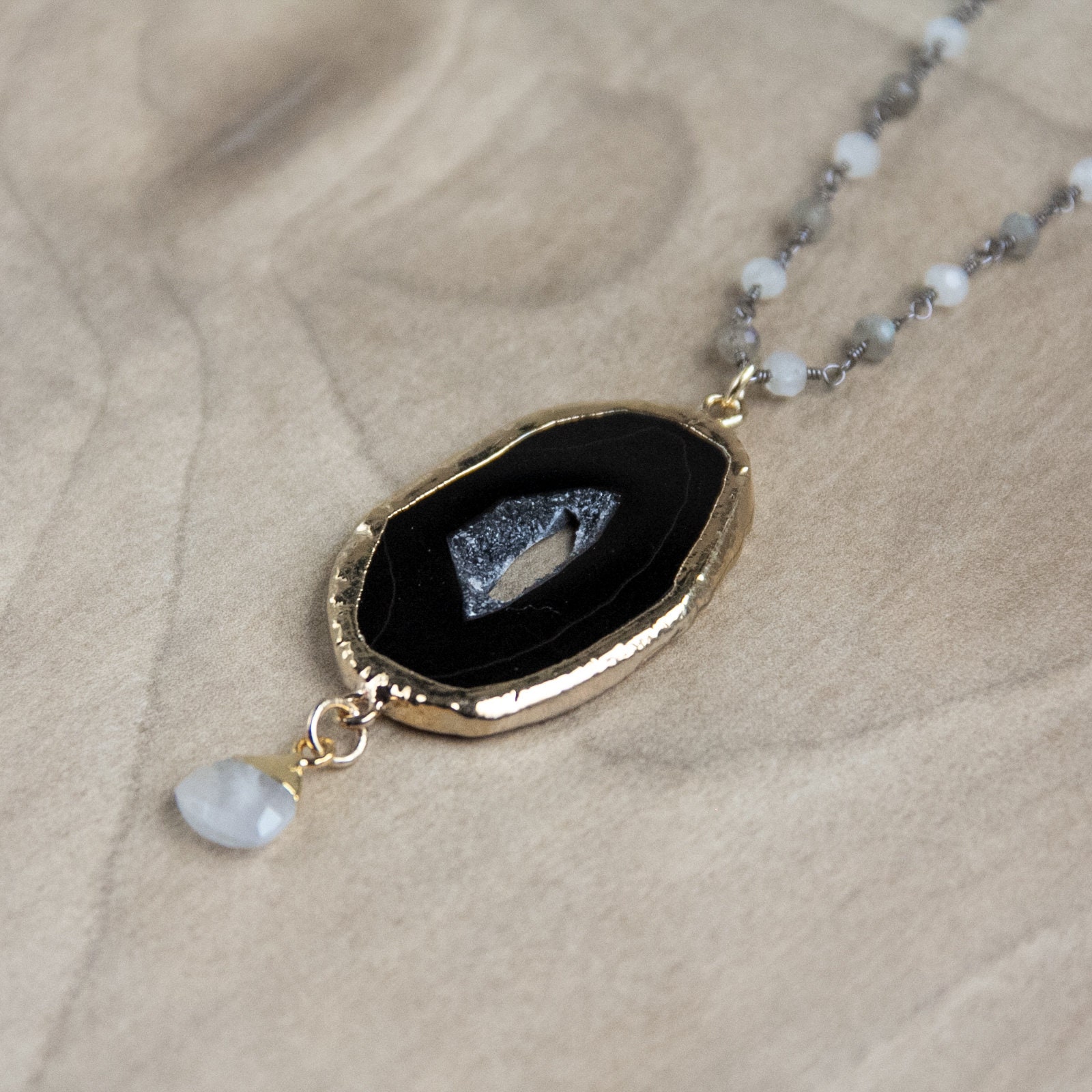 Achat Scheibe Anhänger Halskette, Druzy Rosenkranz Schwarz & Weiß Mondstein Perlen Edelstein Halskette Achat Scheibe Anhänger Halskette, Druzy Rosenkranz Schwarz & Weiß Mondstein Perlen Edelstein Halskette von RubySkyDesign