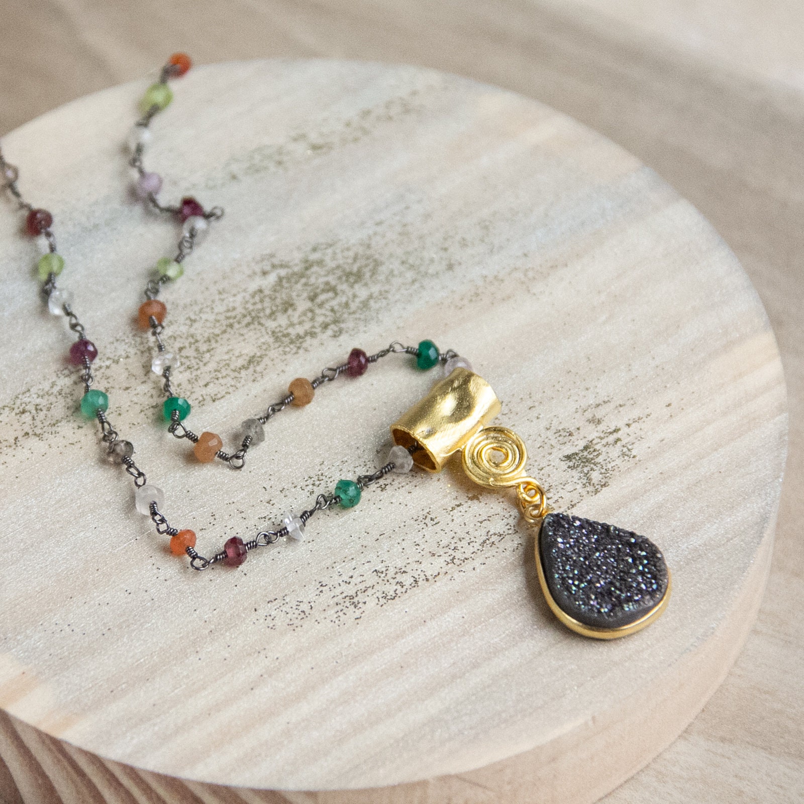 Charcoal Druzy Anhänger Halskette, Regenbogen Bunte Edelstein Halskette Charcoal Druzy Anhänger Halskette, Regenbogen Bunte Edelstein Halskette von RubySkyDesign