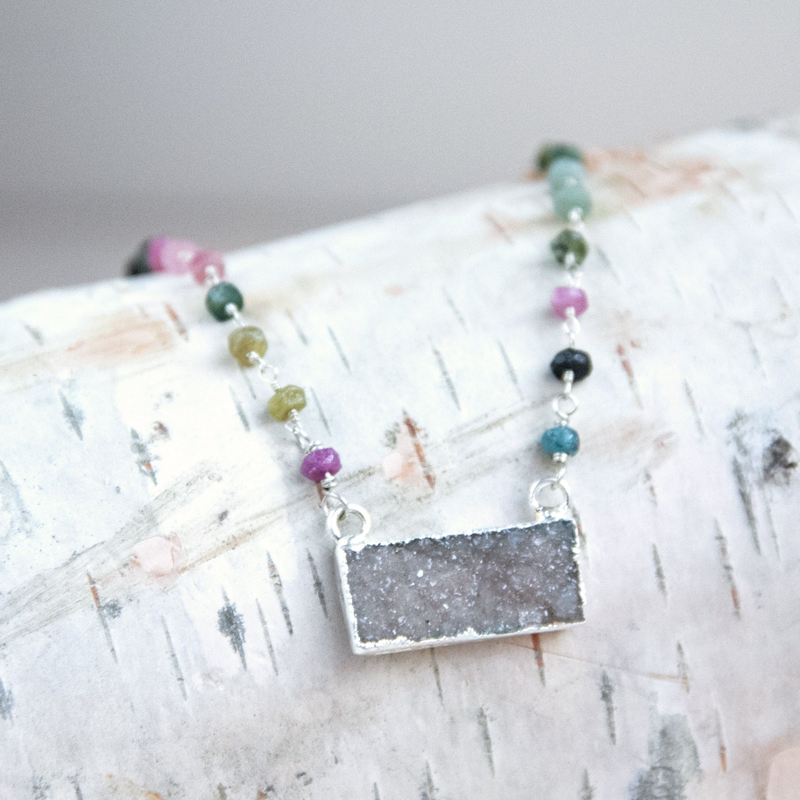 Druzy Anhänger Halskette, Turmalin Rosenkranz Kette, Regenbogen Edelstein Bar Halskette Druzy Anhänger Halskette, Turmalin Rosenkranz Kette, Regenbogen Edelstein Bar Halskette von RubySkyDesign