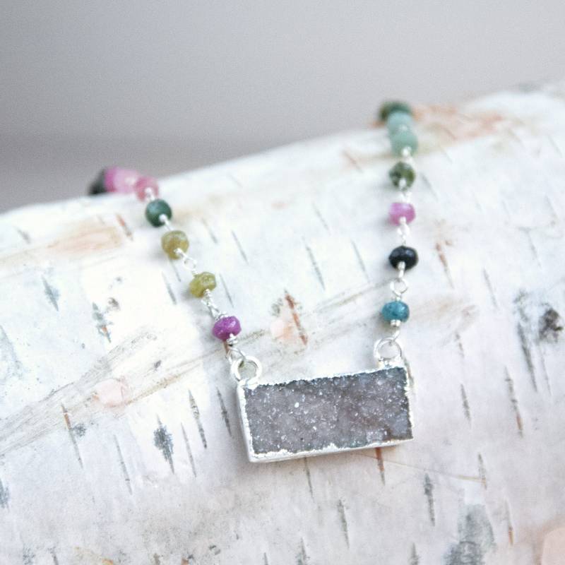 Druzy Anhänger Halskette, Turmalin Rosenkranz Kette, Regenbogen Edelstein Bar Halskette von RubySkyDesign