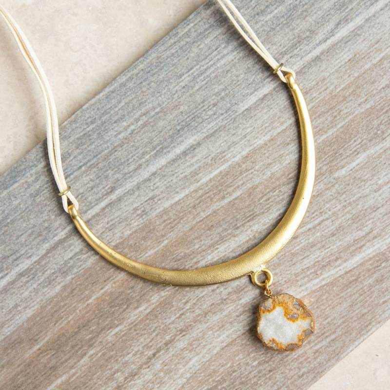 Druzy Halskette Mit Gold Kragen, Suede Cord Halskette, Edelstein-Kragen-Halskette Druzy Halskette Mit Gold Kragen, Suede Cord Halskette, Edelstein-Kragen-Halskette von RubySkyDesign