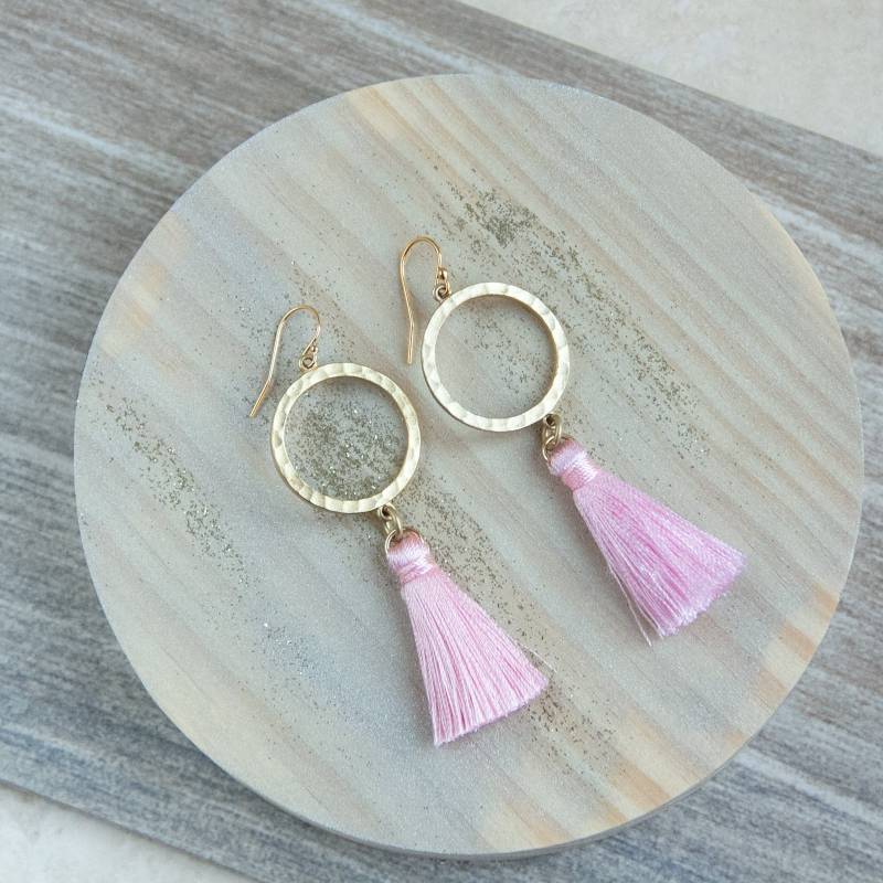 Goldene Quasten Ohrringe, Rosa Quaste Baumeln 14K Gold Filled Goldene Quasten Ohrringe, Rosa Quaste Baumeln 14K Gold Filled von RubySkyDesign