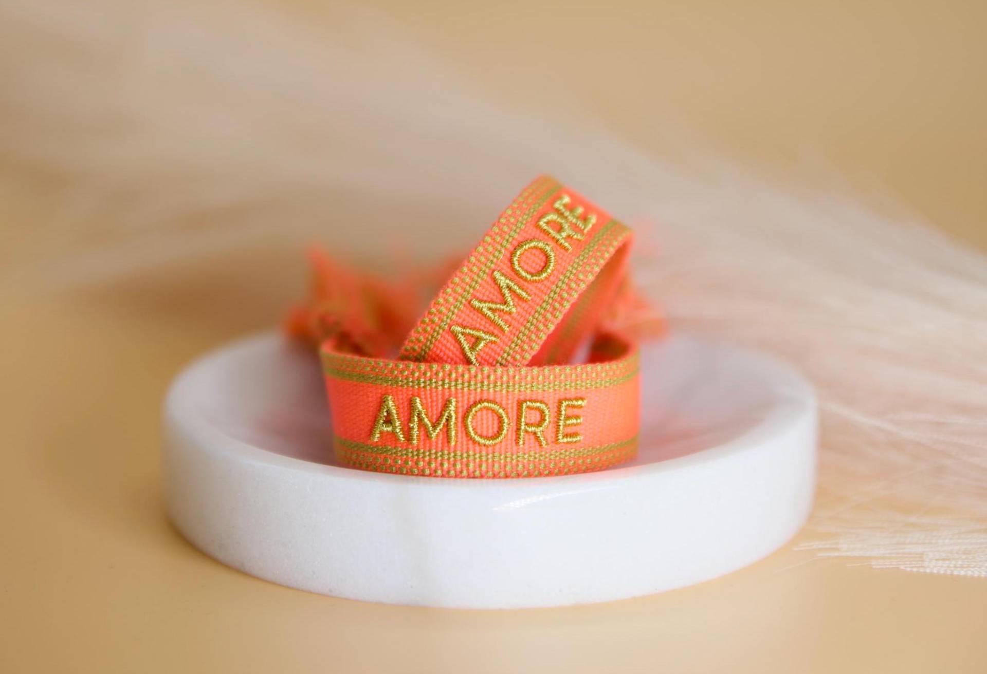 Besticktes Statement Armband Amore | Web-Armband Mit Text Stoffarmband Gewebt Boho-Style Freundschaftsarmband Besticktes Statement Armband Amore | Web-Armband Mit Text Stoffarmband Gewebt Boho-Style Freundschaftsarmband von RubyandAva