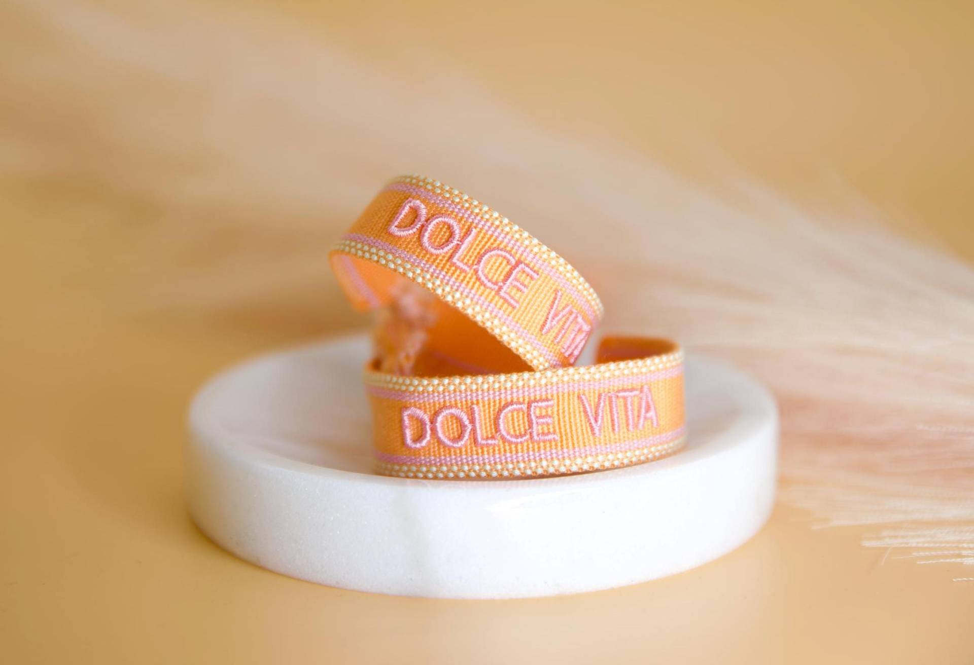 Besticktes Statement Armband Dolce Vita | Web-Armband Mit Text Stoffarmband Gewebt Boho-Style Freundschaftsarmband von RubyandAva