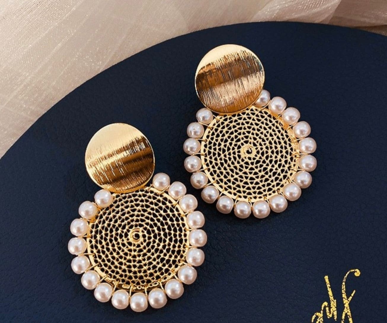 Matte Gold Runde Mandala Und Perlen Statement Ohrringe Matte Gold Runde Mandala Und Perlen Statement Ohrringe von RubyandRowe