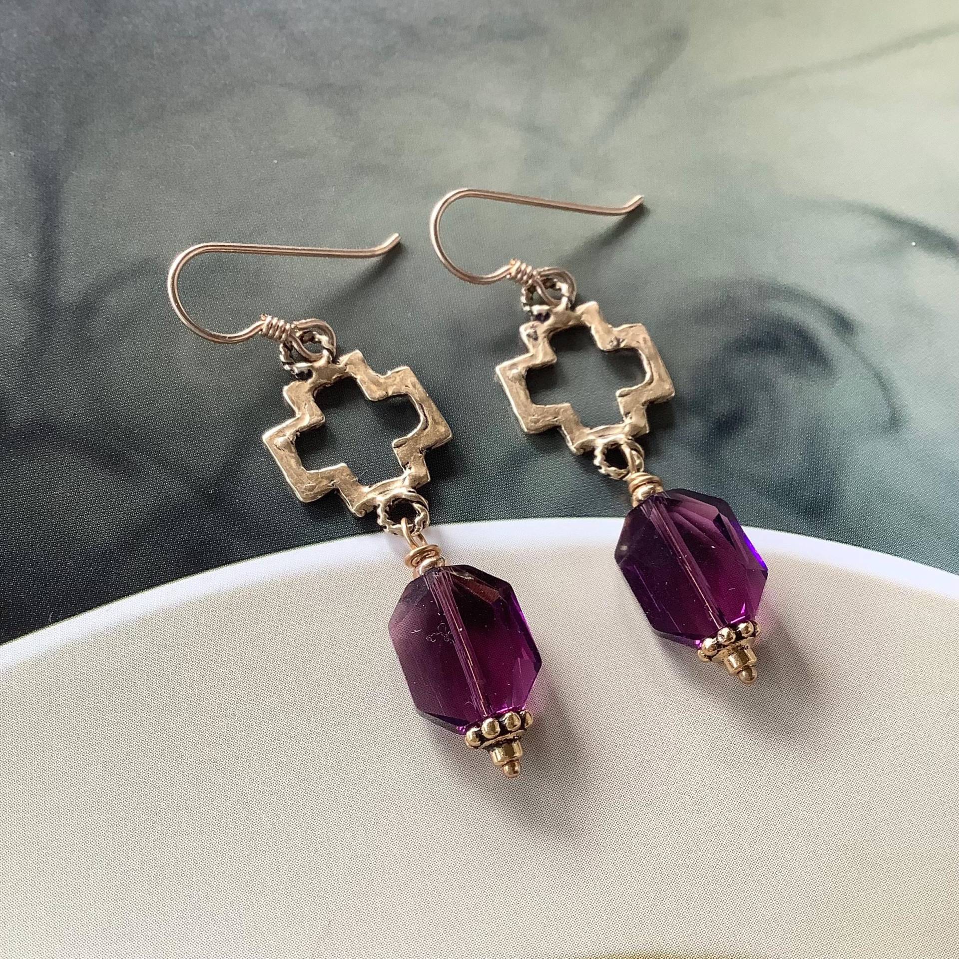 Glam Gold Kreuz Ohrringe, Amethyst Swarovski Kristall Statement Ohrringe Von Rubybluejewels Glam Gold Kreuz Ohrringe, Amethyst Swarovski Kristall Statement Ohrringe Von Rubybluejewels von Rubybluejewels