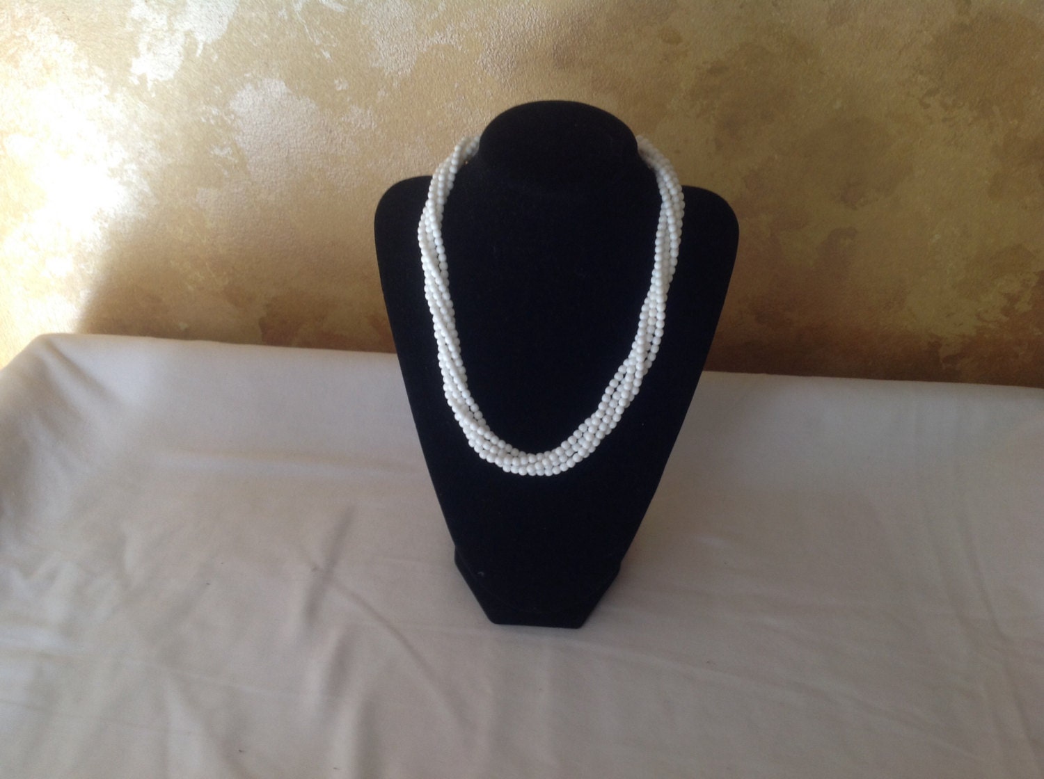 Vintage Napier Dreisträngige Weiße Perlenkette von Rubysvintagetreasure