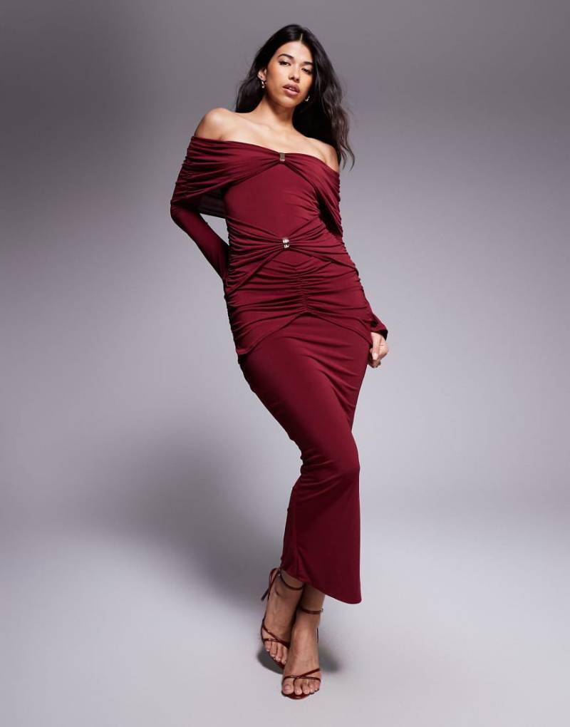 Ruched & Ready - Geformtes, schulterfreies Bodycon-Maxikleid in Burgunderrot mit Raffung und goldfarbenen Metall-Details von Ruched & Ready