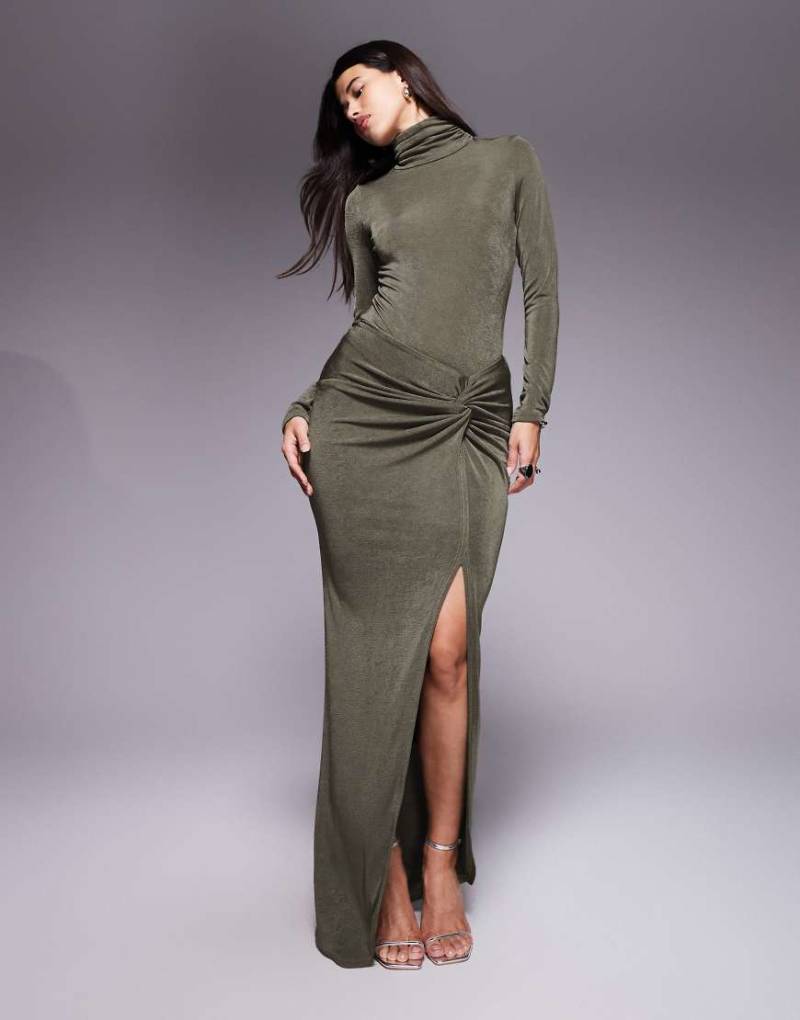 Ruched & Ready - You Could Never - Figurbetonter, fließender Maxirock in Olivgrün mit hohem Schlitz und seitlichem verdrehtem Strukturdetail, Kombiteil von Ruched & Ready