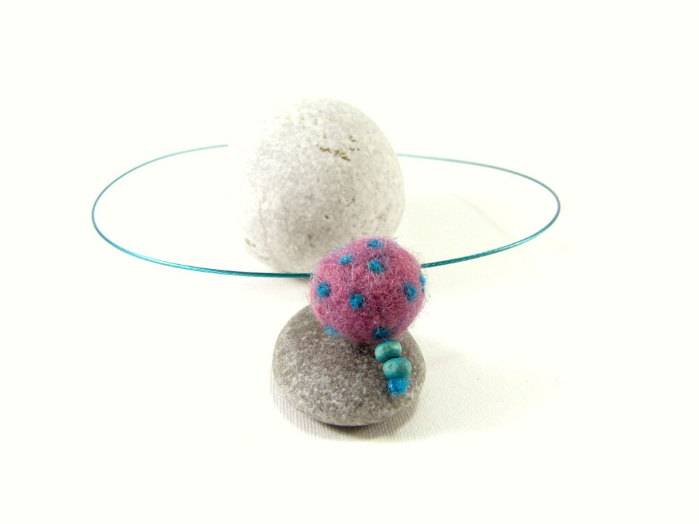 Kunstschmuck , Einzigartige Halskette Wollschmuck Filzkette Lila Schmuck Perlen Halsketten Accessoires Minimal Filzperle Kunstschmuck , Einzigartige Halskette Wollschmuck Filzkette Lila Schmuck Perlen Halsketten Accessoires Minimal Filzperle von RuciArt