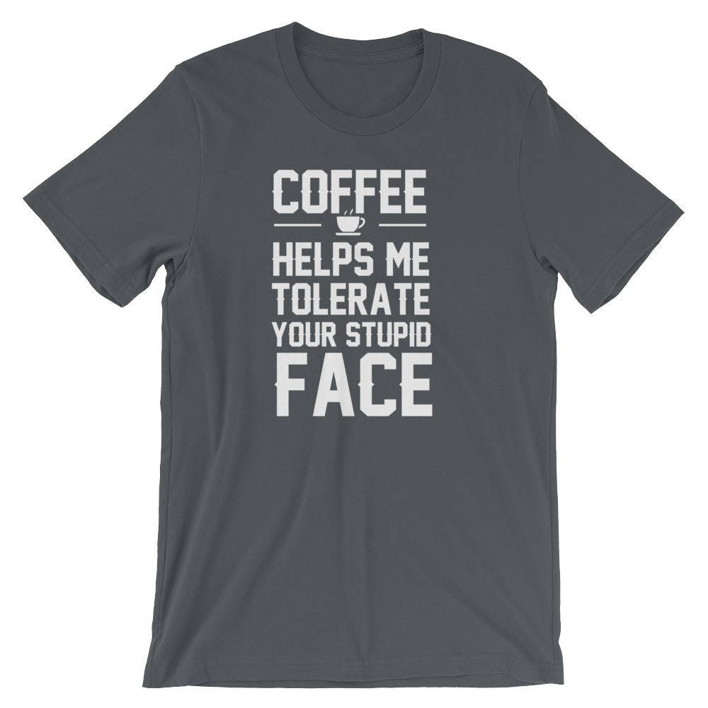 Kaffee Hilft Mir Dein Dummes Gesicht Kurzarm Unisex T-Shirt Zu Tolerieren Kaffee Hilft Mir Dein Dummes Gesicht Kurzarm Unisex T-Shirt Zu Tolerieren von RucksackDesigns
