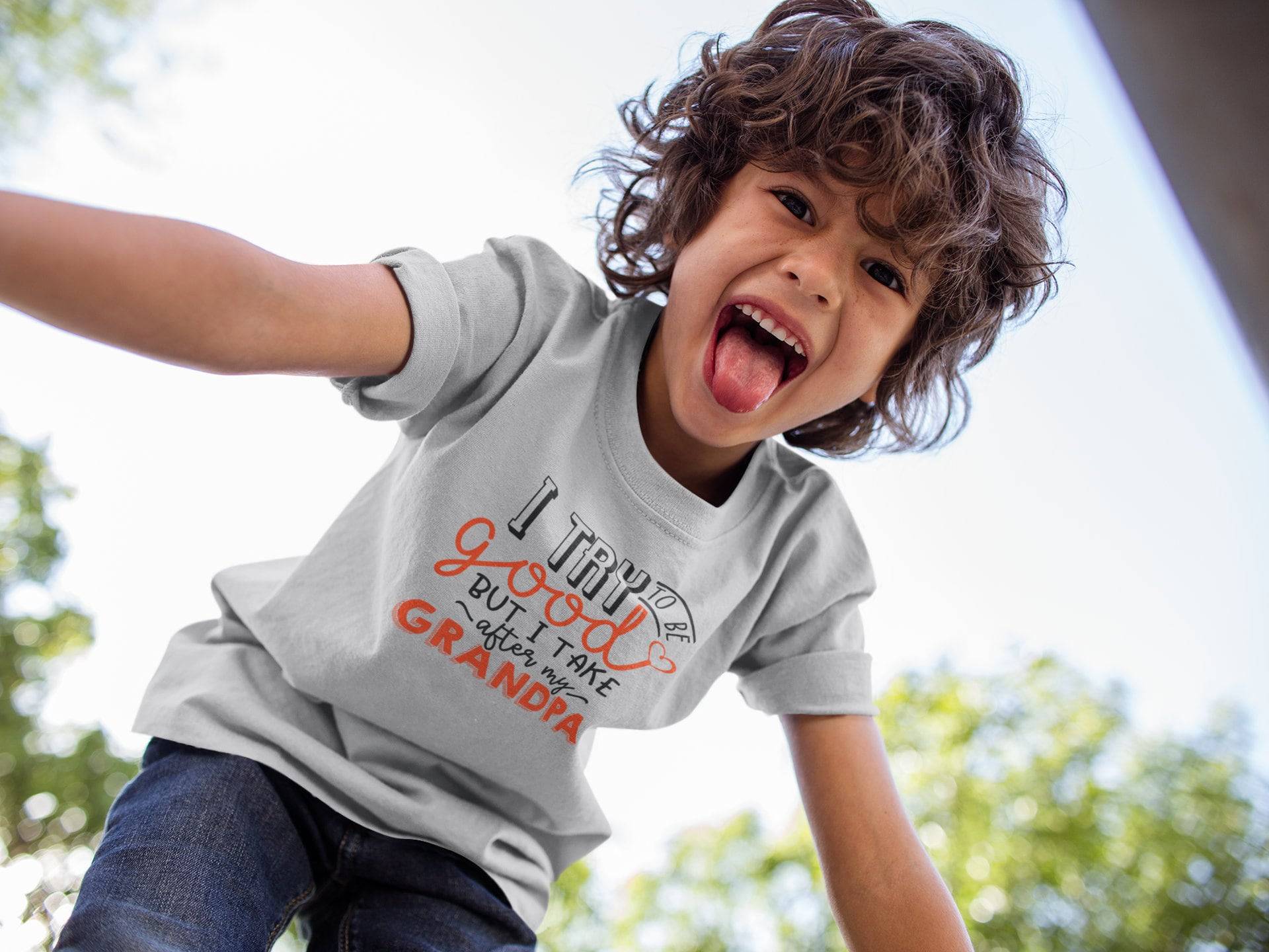 Ich Versuche Brav Zu Sein, Aber Ich Nehme Nach Meinem Opa-Jugendshirt Th592 von RudeMonster