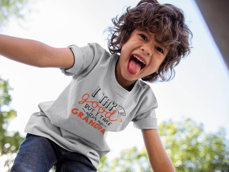 Ich Versuche Brav Zu Sein, Aber Ich Nehme Nach Meinem Opa-Jugendshirt Th592 von RudeMonster