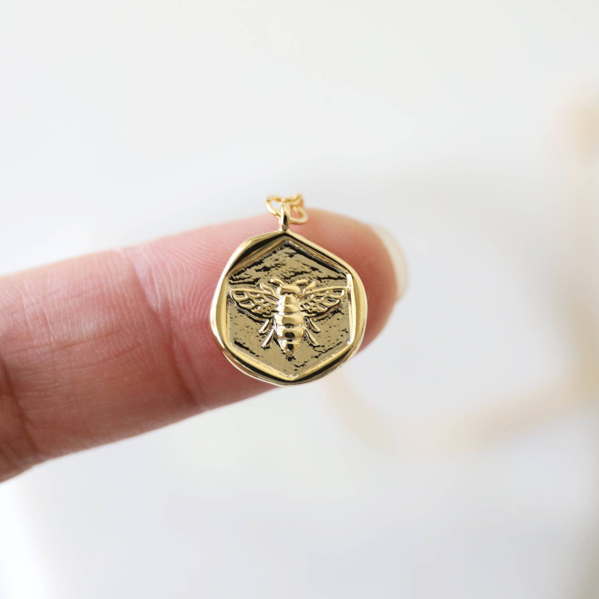 Gold Bee Münze Halskette, Anhänger Biene Abschlussgeschenk, Geburtstagsgeschenk, Muttertagsgeschenk-Ju6 Gold Bee Münze Halskette, Anhänger Biene Abschlussgeschenk, Geburtstagsgeschenk, Muttertagsgeschenk-Ju6 von Rudiana