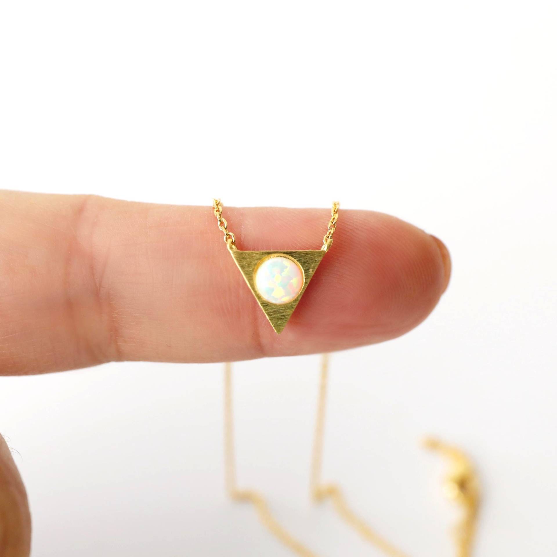 Gold Dreieck Mit Opal Stein Charm Halskette von Rudiana