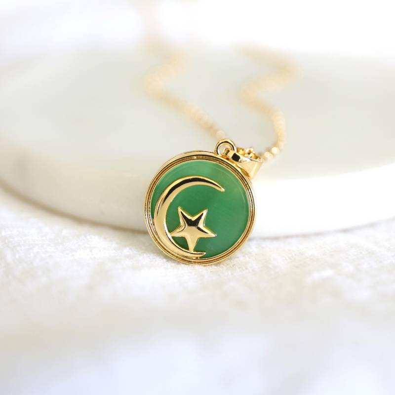 Grüner Stein Mond Und Stern Anhänger Halskette Vergoldeter Schmuck von Rudiana