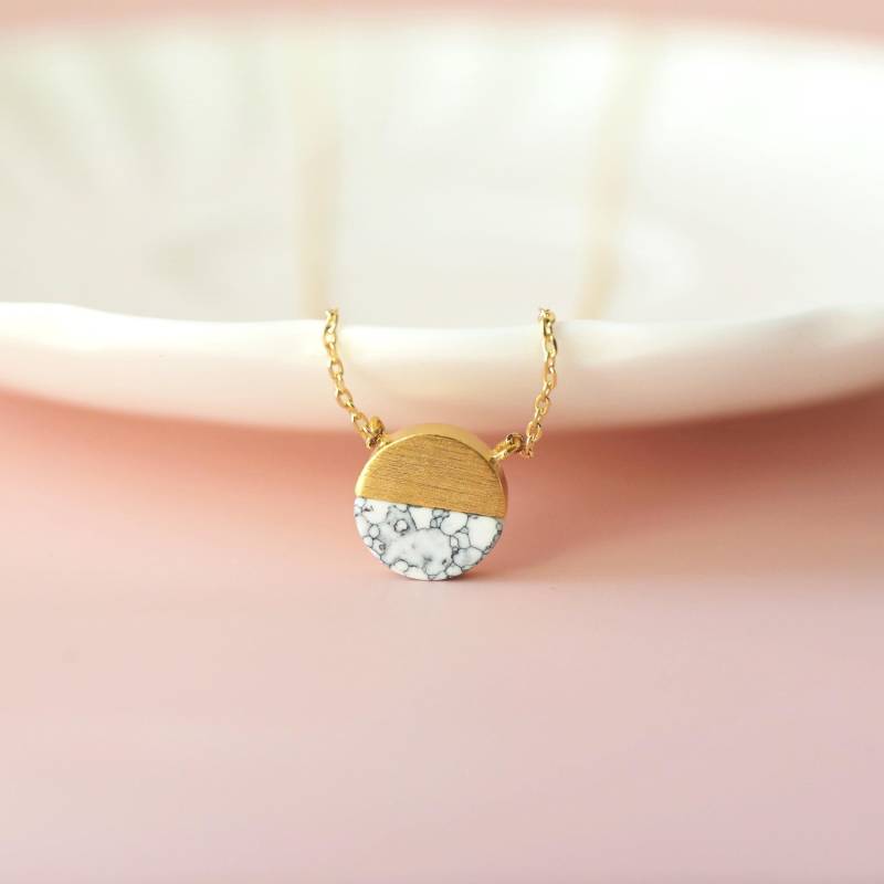 Howlite Halskette Gold & Weiß Marmor Runde Anhänger von Rudiana